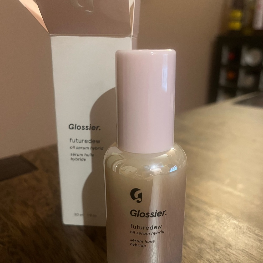 Glossier Radiant Glow Serum in White and Pink